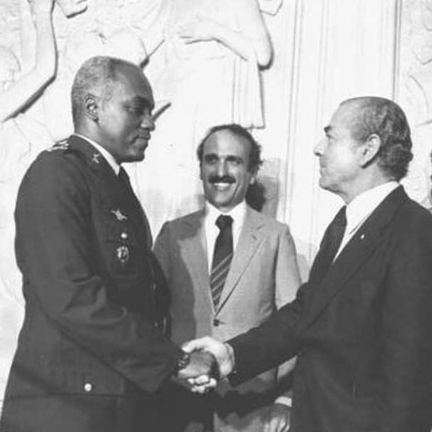 É preciso voltar a Brizola e Cerqueira: centralizar a luta por uma política de segurança competente Brizola comprimentando o coronel NAzareth Cerqueira