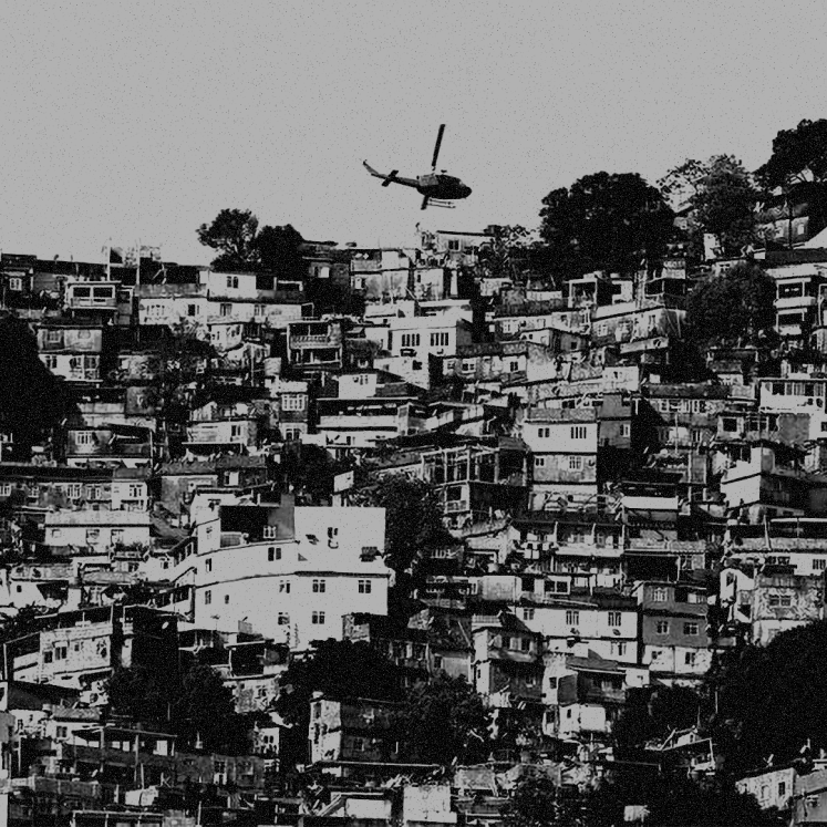 Democracia direta como antídoto ao neo-coronelismo: A verdadeira solução para a segurança pública no Rio. Helicóptero sobrevoa comunidade carioca